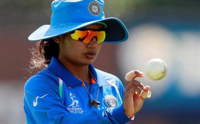 સેમિ ફાઇનલમાં કેપ્ટન હરમનપ્રીત કૌરે ટૉસ જીતીને પહેલા બેટિંગ કરવાનો નિર્ણય લીધો, પણ પ્લેઇંગ ઇલેવનમાં સીનિયર અને ઇનફોર્મ બેટ્સમેન મિતાલી રાજનુ નામ ના હોવાથી બધા ચોંકી ગયા હતા. 