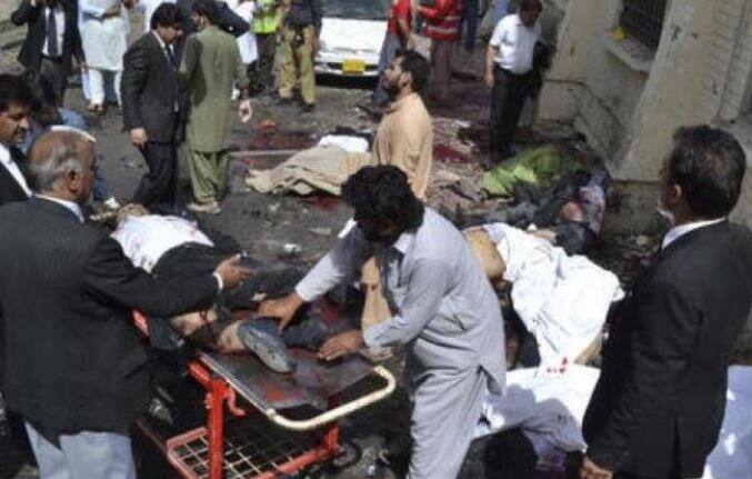  ખાસ વાત તો એ છે કે થોડી વાર પહેલા જ પાકિસ્તાનના સૌથી મોટા શહેર કરાચીમાં ચીનના દૂતાવાસ બહાર ગોળીબાર થયો. પોશ વિસ્તારના ક્લિફ્ટનમાં થયેલા ગોળીબારમાં બે પોલીસકર્મીઓના મોત થયા છે. આ ગોળીબાર બાદ અથડામણમાં ત્રણ આતંકીઓને પણ ઠાર કરવામાં આવ્યા છે. ઘટનાસ્થળ પર મોટી સંખ્યામાં સુરક્ષાદળને ગોઠવી દેવામાં આવ્યું છે. 