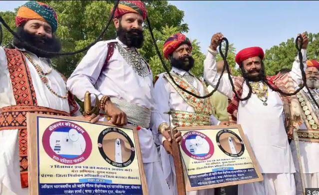  સ્વરૂપ ચંદે જણાવ્યું કે, અમારા લગ્નના 35 વર્ષ થઈ ચુક્યા છે. તેમણે કહ્યું હું 1988 થી અપક્ષ ઉમેદવાર તરીકે ચૂંટણી લડતા આવ્યા છે અને જ્યારે પણ ચૂંટણી દરમિયાન પ્રચાર માટે જાય છે ત્યારે તેની પત્ની ઘરે એકલી રહેતી હતી. ઘરે પોતાની પત્નીના એકલા હોવાની ચિંતાના કારણે તેણે તેની પત્નીને પણ ઉમેદવારી નોંધાવા કહ્યું જેથી તે ચૂંટણી પ્રચારમાં સાથે રહી શકે.