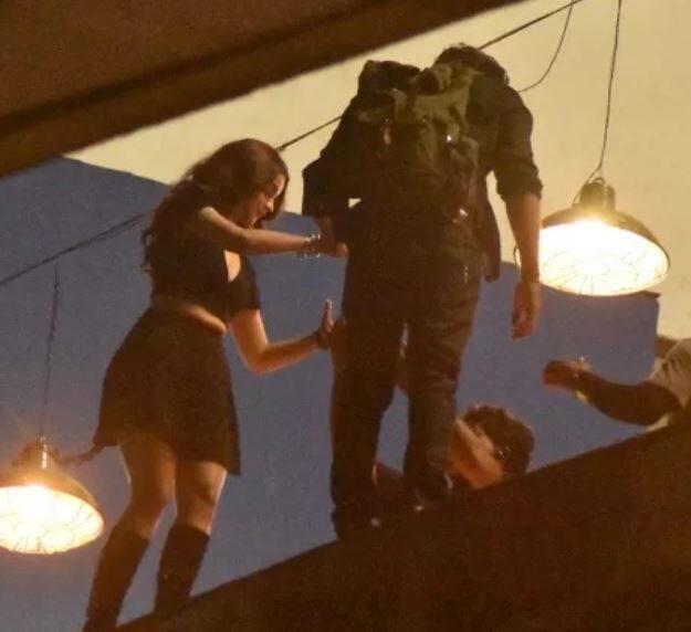 થોડા દિવસ પહેલા જ આલિયા ભટ્ટને ઈજા થઈ હોવાના રિપોર્ટ્સ સામે આવ્યા હતા. હાલ તો આલિયા એકદમ ફિટ છે અને શૂટિંગ પર પરત ફરી છે. બંનેની કેટલીક તસવીરો વાયરલ થઈ હતી જેમાં તે ક્લિનિકની બહાર જોવા મળ્યા હતા.