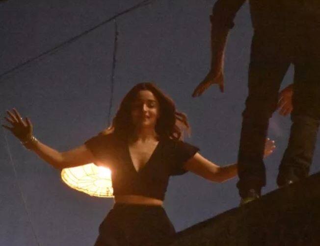 પર્સનલ લાઈફની વાત કરવામાં આવે તો આલિયા અને રણબીર પોતાના રિલેશનને લઈને ખૂબ ચર્ચામાં છે. આવતા વર્ષ બંને લગ્ન કરે તેવી ચર્ચાઓ પણ ચાલી રહી છે, પરંતુ બંનેએ પોતાના રિલેશનને લઈને કોઈ ઓફિશિયલ નિવેદન નથી આપ્યું.