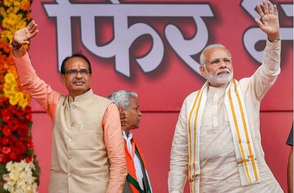 નરેન્દ્ર મોદીએ સોનિયા ગાંધી પર નિશાન સાંધતા કહ્યું હતું કે, અમારી સરકાર કોઈ રિમોર્ટ કંટ્રોલ વાળી સરકાર નથી. આ સવાસો કરોડ લોકોની સરકાર છે. મેડમની જેમ ઘરમાં બેસીને રિમોર્ટ કંટ્રોલથી અમે સરકાર ચલાવતા નથી. મેડમે ઘરમાં બેસીને દેશનો ખજાનો લૂંટ્યો છે. તેમણે દેશના પૈસાને ઉદ્યોગપતિઓને આપી દીધા હતાં. પરંતુ અમે મુદ્રા યોજના મારફતે યુવાઓને કોઈ ગેરંટી વગર લોન આપવાનું કામ કર્યું છે. તેનાતી નવજવાનોને રોજગાર મળશે. સોનાની ચમચી લઈને પેદા થનાર રાજા મહારાજા કન્ફ્યૂઝ છે.