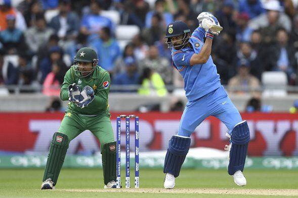 આફ્રિદીએ જણાવ્યું હતું કે હાલના ક્રિકેટમા વિરાટ કોહલી મારો ફેવરિટ બેટ્સમેન છે. જોકે વાત કેપ્ટનશિપની આવે તો હજુ તેણે સીનિયર ખેલાડી અને પૂર્વ સુકાની એમએસ ધોની પાસેથી ઘણું શીખવાની જરુર છે. કારણ કે મારી નજરમાં ધોની હજુ પણ બેસ્ટ કેપ્ટન છે.