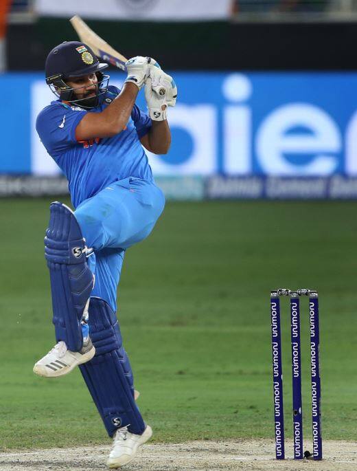 રોહિત શર્મા પાસે આંતરરાષ્ટ્રીય ક્રિકેટના સૌથી ટૂંકા ફોર્મેટ T20માં સિક્સરની સદી ફટકારવાની તક છે. રોહિત અત્યાર સુધીમાં 81 ઈનિંગમાં 96 સિક્સ મારી ચુક્યો છે અને સૌથી વધારે સિક્સ મારવાની યાદીમાં ત્રીજા નંબર પર છે.