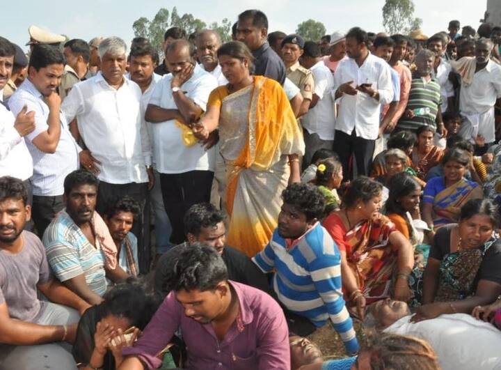 બસમાં 30 કરતા વધારે મુસાફરો હતા. મૃત્યુ પામેલા લોકોમાં સ્કૂલના બાળકો પણ સામેલ છે. 10થી વધારે યાત્રીઓએ નહેરમાં કુદીને જીવ બચાવવાનો પ્રયત્ન કર્યો હતો. જ્યારે ગામના લોકોએ એક બાળકને બચાવી લીધુ છે.