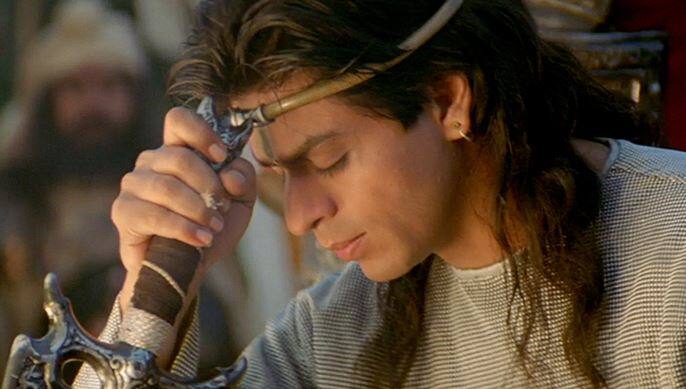 17 વર્ષ પહેલા આવેલી શાહરૂખ ખાનની ફિલ્મ અશોકામાં કથિત રીતે ઈતિહાસ સાથે છેડછાડથી નારાજ કલિંગ સેનાએ ધમકી આપી છે કે, એક્ટર ઓડિશા આવશે ત્યારે તેના ચહેરા પર કાળી સ્યાહી ફેંકવામાં આવશે. આ રીતે તેનો વિરોધ કરવામાં આવશે. કલિંગ સેનાએ એમ પણ કહ્યું કે, શાહરૂખ ખાન મેન્સ હોકી વર્લ્ડ કપ માટે 27 નવેમ્બરે કલિંગ સ્ટેડિયમ આવશે તેને કાળા વાવટા દેખાડવામાં આવશે.