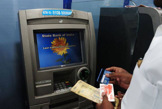 જો તમારી પાસે જૂનુ મેજિસ્ટ્રેટ (મેગ્નેટિક) ડેબિટ કાર્ડ છે તો તાત્કાલિક બદલી લેશો કારણ કે જૂના કાર્ડ બંધ થઇ રહ્યાં છે. ગ્રાહકોએ તેના બદલે ઇએમવી ચિપ ડેબિટ કાર્ડ લેવું પડશે. તેની છેલ્લી તારીખ 31 ડિસેમ્બર 2018 છે. જો તમે આ ન કર્યું હોય તો તમે તમારા જૂના એટીએમમાંથી કોઈપણ કામ કરી શકશો નહીં કારણ કે બેંકોના એટીએમ મશીન તમારા કાર્ડને સ્વીકારશે નહીં.