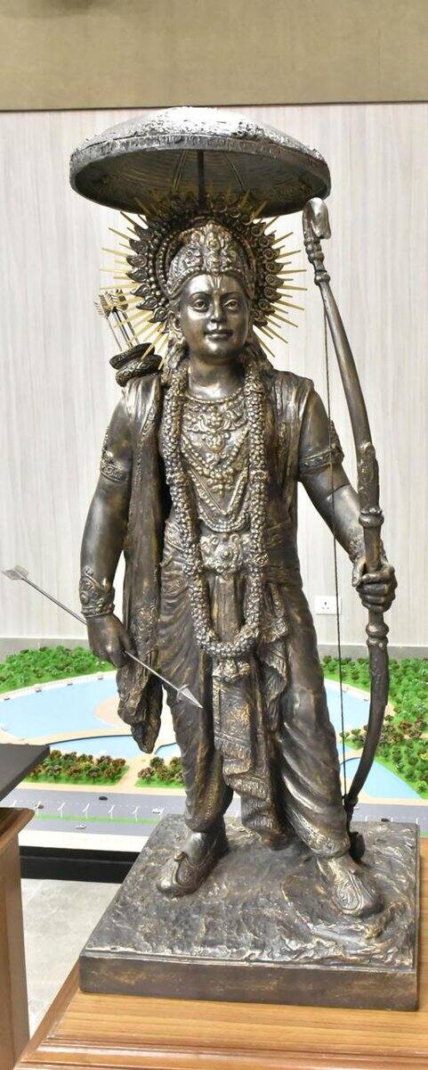  ભગવાન રામની મૂર્તિની ડિઝાઈન ફાઇનલ થઈ ચુકી છે અને તેને સીએમ યોગીએ મંજૂરી આપી દીધી છે. પ્રતિમા બનાવવાની જાણકારી આપતા ઉત્તરપ્રદેશ સરકારે ટ્વિટ કર્યું કે, રામ જન્મભૂમિ અયોધ્યામાં મર્યાદા પુરુષ ભગવાન શ્રીરામની વિશાળ પ્રતિમા સ્થાપિત કરવામાં આવશે. જેની ઊંચાઈ 221 મીટર હશે. 