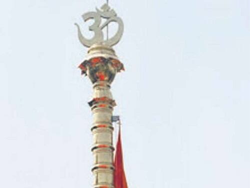 સાંઈબાબા સમાધિના શતાબ્દી સમારંભમાં તાજેતરમાં જ સ્થાપિત કરાયેલા સાંઈ ધ્વજ-સ્તંભ પર પણ ઓમનું પ્રતીક બનાવવામાં આવ્યું છે. લોકોનું કહેવું છે કે, સાંઈબાબાના સર્વધર્મ સમભાવ મુજબ સ્તંભ પર સર્વધર્મનું પ્રતીક હોવું જોઈતું હતું. સાંઈ સંસ્થાન શિરડીના ભૂતપૂર્વ વહીવટી અધિકારી સુભાષ જગતાપ તેને સાંઈ સિદ્ધાંતોને છોડી દેવા સમાન ગણાવે છે. તેઓ કહે છે, સાંઈબાબ કહેતા હતા કે, રામ-રહિમ એક છે, હિન્દુ-મુસ્લિમ એકતા હશે તો જ પરમાર્થ સાધી શકાશે.