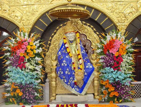 સાંઈ સંસ્થાનના બધાં પ્રકાશનો અને સાંઇબાબાની તસવીરોમાં હંમેશા ‘સબ કા માલિક એક’નો સંદેશ રહેતો હતો. પરંતુ 2013 પછી ‘ૐ સાંઈનાથાય નમ:’ તેની જગ્યા લઈ લીધી હતી. સાંઈ સંસ્થાનની ડાયરી અને સાંઈસચ્ચરિત્રમાં પણ છેલ્લાં 4 વર્ષથી એ જ પ્રકાશિત થઈ રહ્યું છે.