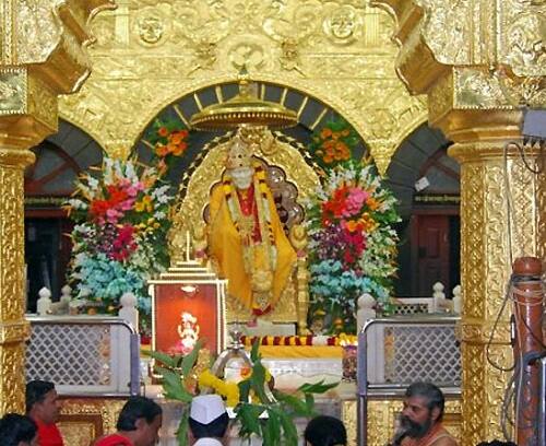 સાંઇબાબા સમાધિના શતાબ્દિ વર્ષ એટલે કે આ વર્ષે સાંઈ મંદિરમાં સ્થાપિત ધ્વજ-સ્તંભ પર પણ માત્ર ૐનું પ્રતીક બનેલું છે. ભક્તોનું કહેવું છે કે, તેના પર સાથે અન્ય ધર્મોનાં પ્રતીકો પણ બનાવી શકાયાં હોત. અહીં સાઇનબોર્ડ ભગવા કલરનું કરાયું છે. પહેલાં તે કાળા અને લીલા રંગના હતાં.