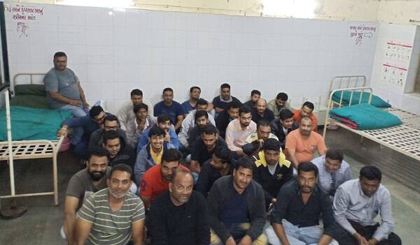 આ રેડમાં પોલીસે બિયરના ટીન, હુક્કા ફલેવર, ભવ્ય કાર, 13 બાઈક, 8 કાર, 5 દારૂની બોટલ, 30 મોબાઇલ સહિત મુદ્દામાલ કબજે કર્યો હતો. તપાસ બાદ તમામ નબીરાઓને મેડિકલ ચેકઅપ માટે સરકારી હોસ્પિટલમાં મોકલાયા હતા. ફાર્મહાઉસના પાછળના ભાગમાં શંકાસ્પદ બે નિસરણી મળી આવતાં લોકોમાં અનેક તર્ક-વિતર્ક સર્જાયા છે.