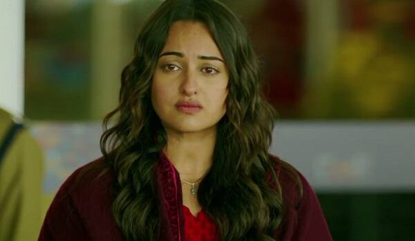 સૂત્રોનાં જણાવ્યા પ્રમાણે સોનાક્ષી સહિત 7 લોકો પર ઉત્તરપ્રદેશનાં મુરાદાબાદમાં ફરિયાદ નોંધાવવામાં આવી છે. ‘ઈન્ડિયન ફેશન એન્ડ બ્યૂટી એવોર્ડ કંપની’એ ફિલ્મ અભિનેત્રી સોનાક્ષી અને મેનેજર સહિત અન્ય 5 લોકો સામે છેતરપીંડિનો આરોપ લગાવ્યો છે.
