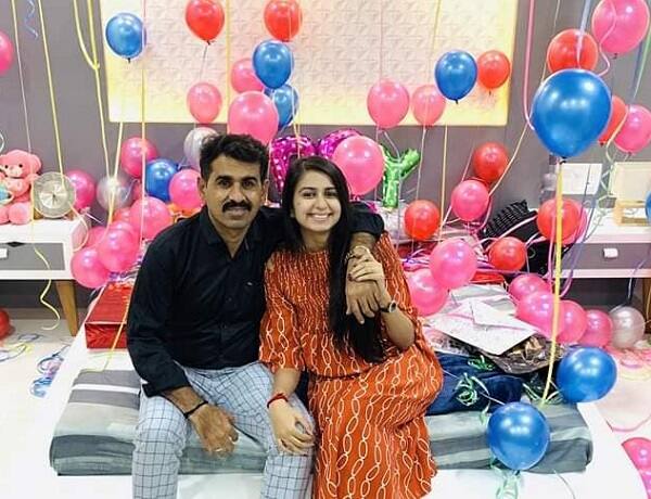 ગુજરાતી સંસ્કૃતિ, લોકસાહિત્યને જીવંત રાખવાનો પ્રયાસ કરતા ગુજરાતી ગાયક કલાકારો પણ વિદેશમાં જાણીતા છે. પણ મોટા-મોટા કલાકારો વચ્ચે છેલ્લા ઘણા સમયથી ગુજરાતમાં કિંજલ દવે નામની નાનકડી છોકરી ધૂમ મચાવી રહી છે. 