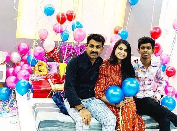 ઉત્તર ગુજરાતના નાનકડા એવા ગામમાં ગરીબ અદ્વૈત બ્રાહ્મણ પરિવારમાં જન્મેલી કિંજલ દવે આજે ઉત્તર ગુજરાત, સૌરાષ્ટ્ર-કચ્છ મુંબઈ સહિતના વિસ્તારોમાં ગરબા, લગ્ન ગીત, લોકડાયરો, સંતવાણી સહિતના પ્રોગ્રામથી જાણીતી બની છે.