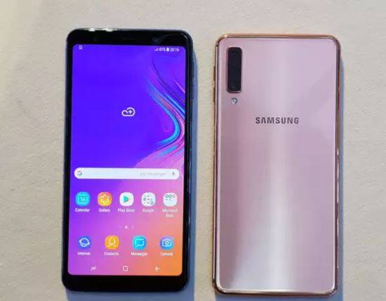 ફોટોગ્રાફીમાટે Galaxy A7ના રિયરમાં ટ્રિપલ કેમેરા મોડ્યુલ આપવામાં આવેલ છે. જેમાંથી એઁક 24 મેગાપિક્સલ છે જેનું અપર્ચર f/1.7 છે અને બીજો 8 મેગાપિક્સલ અલ્ટ્રા વાઈડ સેન્સર છે જેનું અપર્ચર f/2.4 છે. ત્રીજો કેમેરો ડેપ્થ સેન્સર છે જે 5 મેગાપિક્સલ છે તેનું અપર્ચર f/2.2 છે. સેલ્ફી માટે તેમાં સ્માર્ટફોન એલઈડી ફ્લેશ સાથે 24 મેગાપિક્સલ ફ્રન્ટ કેમેરા આપવામાં આવેલ છે.