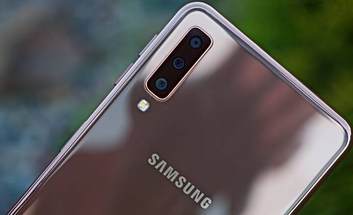 ફ્રન્ટ કેમેરામાં લાઈવ ફોકસ અને પ્રો લાઈટિંગ મોડ સપોર્ટ આપવામાં આવેલ છે જે સ્ટૂડિયો લાઈટિંગ, ફિલ્ટર્સ અને મોજી આપવામાં આવેલ છે. Galaxy A7માં 3,300 mAh બેટરી આપવામાં આવી છે. 