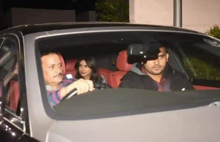 મુંબઈઃ દીપિકા-રણવીરે 14-15 નવેમ્બરના રોજ ઈટાલીના લેક કોમોમાં શાહી લગ્ન કર્યા બાદ હવે વધુ એક સેલિબ્રિટી કપલ પ્રિયંકા ચોપરા અને નિક જોનાસના લગ્નની ચર્ચા થઈ રહી છે. જોધપુરના ઉમેદભવનમાં ભવ્ય લગ્ન પહેલા આ કપલ આજે સવારે દિલ્હીથી મુંબઈ આવી પહોંચ્યું હતું.