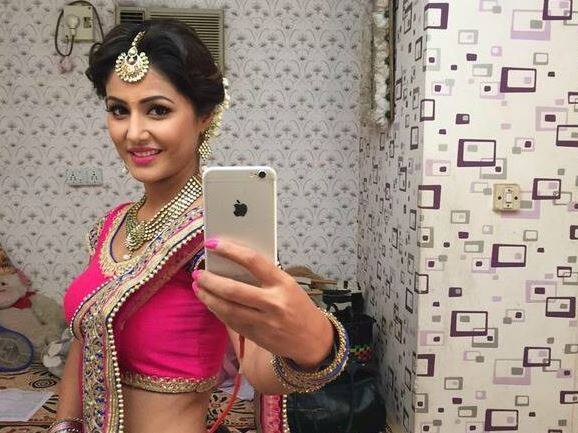 હિના ખાને કસોટી.... નો હિસ્સો બનતાં પહેલા અન્ય પ્રોજેક્ટ્સ સાઇન કર્યા હતા. હાલ તે સમય નીકાળીને તેને પૂરા કરી રહી છે. ઉપરાંત તેના આગામી શો માટે બાઇક રાઇડિંગ પણ શીખી રહી છે.