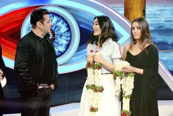 બિગ બોસ 12ના ઘરમાં સલમાન ખાન ત્યાં હજાર કન્ટેસન્ટની સાથે મસ્તી કરવાની કોઈ તક છોડતો નથી. પરંતુ આવ વખતે ટીવી પર શોમાં જ્યારે તે પહોંચ્યો તો સલમાન ખાનની જ મસ્તી થવા લાગી હતી. ત્યાં સુધી કે સલમાન ખાનને જ્યારે એ વાતની ખબર પડી કે તેની સાથે મજાક થઈ રહી છે તેણે હાથ જોડી દીધા હતા. 