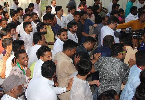 કાર્યક્રમ પૂર્વે પાટીદાર નેતા હાર્દિક પટેલે ઉદ્ધવ ઠાકરેની અયોધ્યાની મુલાકાતની આકરા શબ્દોમાં ટીકા કરી હતી. મંદિર મહત્વનું કે ખેડૂતોની આત્મહત્યા? એવો સવાલ કરી હાર્દિક પટેલે જણાવ્યું હતું કે, મહારાષ્ટ્રમાં જગતનો તાત કરજના બોજ હેઠળ દબાઈને આત્મહત્યા કરી રહ્યો છે અને ઉદ્ધવ ઠાકરે મંદિરનો મુદ્દો આગળ કરીને અયોધ્યાની મુલાકાતે ગયા છે. અયોધ્યામાં કલમ 144 લાગુ કરી દેવામાં આવી છે.