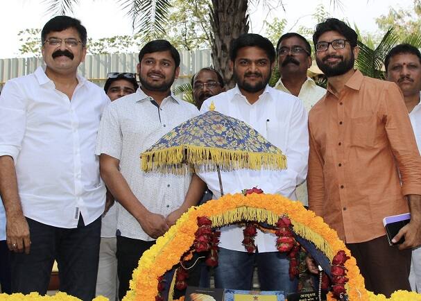 આ કલમ લાગુ કરાઈ હોવા છતાં શિવસેના, વિશ્વ હિંદુ પરિષદ અને આરએસએસ કાર્યકર્તાઓ એક સ્થળે ભેગા કઈ રીતે થયા? અને આંદોલન કરીએ છીએ ત્યારે મોટા પ્રમાણમાં સુરક્ષા બંદોબસ્ત ગોઠવાય છે એમ જણાવી હાર્દિક પટેલે પોલીસની કાર્યપદ્ધતિ સામે સવાલ ઉઠાવ્યા હતા. સંવિધાન બચાવવા માટે એકજૂટ થવું જરૂરી હોવાનું આહ્વાન હાર્દિક પટેલે કર્યું હતું.