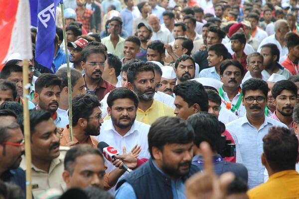 અયોધ્યા આસ્થાનો વિષય છે તેના પર રાજકારણ ન કરો. મંદિર બાંધ્યું? એવો સવાલ ન કરો તો કેટલી હોસ્પિટલ્સ અને સ્કૂલ્સ બાંધી? એવો સવાલ સરકારને પૂછો. મંદિર કોઈ મોટી સમસ્યા નથી. પરંતુ દેશ સામે જે મુખ્ય સવાલો છે તેને અવગણીને મંદિરને આગળ કરાય છે એમ કનૈયા કુમારે જણાવ્યું હતું. માત્ર દેશનો સંવિધાન સંકટમાં છે. સીબીઆઈ અને સુપ્રીમ કોર્ટ સંકટમાં છે.