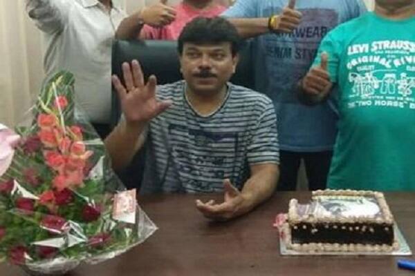 અમદાવાદઃ ગુજરાતમાં ઈન્ટરનેટ પર જાહેરખબર જોવાના રૂપિયા આપવાની લાલચ આપીને વિનય શાહ અને ભાર્ગવી શાહ નામનું દંપતિ લોકોના રૂપિયા 260 કરોડ લઈને ફરાર થઇ ગયા હતા. આ કૌભાંડનો સૂત્રધાર વિનય શાહ અંતે ઝડપાયો છે. નેપાળ પોલીસે વિનય શાહને કાઠમંડુમાંથી ઝડપી લીધો છે.