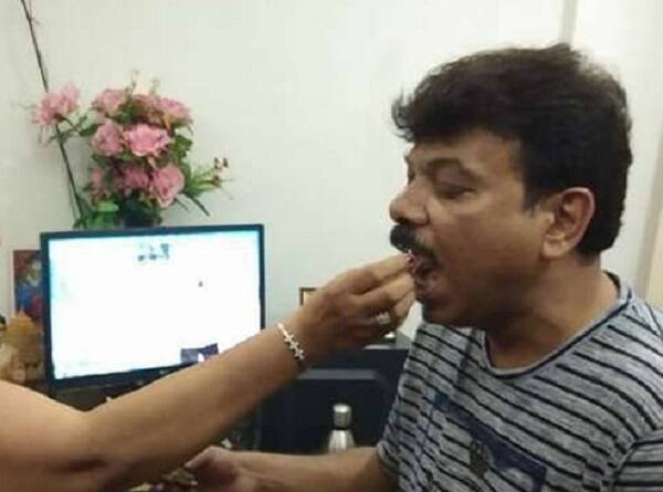 આ દંપતિ પૈકી ભાર્ગવી પણ દિલ્હીથી વિદેશ ભાગી ન જાય તે માટે એલર્ટ જાહેર કરાયું છે. આ દંપતિએ થલતેજના પ્રેસિડેન્ટ હાઉસમાં તેમણે વર્લ્ડ કલેવરેક્સ સોલ્યુશન નામથી ઓફિસ ખોલીને લોકોને જાહેરખબર જોવાના બદલામાં તગડી કમાણીની લાલચ આપી હતી. એ પછી કરોડો રૂપિયા ઉઘરાવીને આખો પરિવાર ફરાર થઈ ગયો. 