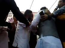 આ એક્ટ્રેસને સ્ટેજ પર મળવા માટે બાખડી પડ્યા કોંગ્રેસના કાર્યકર્તાઓ, કરી મારપીટ