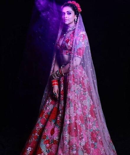 દીપિકાનો આ ડ્રેસ સબ્યસાચીના કેસરી બાઈ પન્નાલાલ કલેક્શનમાંથી છે. દીપિકાના લહેંગાનું નામ ‘દિલ ગુલદસ્તાં’ છે. આ લહેંગા પર ઘણાં આકારના શેપ અને ફૂલ બનેલા છે. લહેંગાની સાથે દીપિકાએ પહેરેલો બ્લાઉઝ અને ટીયારા પણ ફૂલોથી સજાવેલો છે.