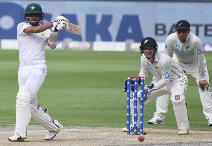 દુબઈઃ ન્યૂઝીલેન્ડ સામેની ટેસ્ટ શ્રેણીમાં પાકિસ્તાની બેટ્સમેન બાબર આઝમ 92, 62 અને 13 રનની ઈનિંગ રમ્યા બાદ આખરે કરિયરની પ્રથમ સદી ફટકારવામાં સફળ રહ્યો હતો. પ્રથમ ટેસ્ટ સદી મારવા માટે તેણે 17 મેચ રમવી પડી હતી. ન્યૂઝીલેન્ડ સામે બીજી ટેસ્ટમાં બાબર આઝમે અણનમ 127 રનની ઈનિંગ રમી હતી. જેના કારણે તે 2018માં ટેસ્ટ ક્રિકેટમાં સરેરાશના મામલે ટીમ ઈન્ડિયાના કેપ્ટન વિરાટ કોહલીથી આગળ નીકળી ગયો છે.