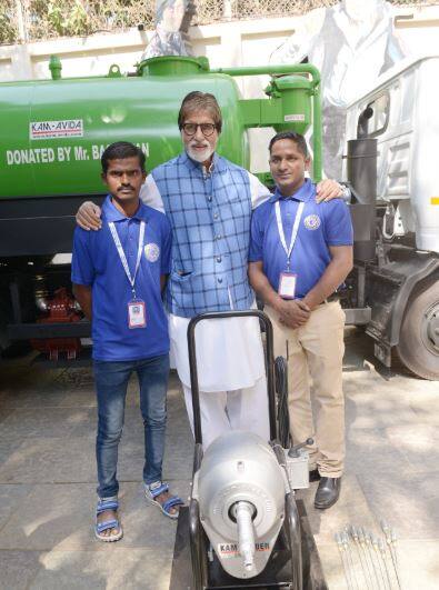 અમિતાભ બચ્ચને સફાઈકર્મીઓની અમાનવીય સ્થિતિને જોતા તેમને 50 મશીનો આપવાની વાત કહી હતી. પોતાના આ વાયદાને પૂર્ણ કરતા બિગ બીએ ટ્વિટ કર્યુ હતુ કે, બનેગા સ્વચ્છ ભારત. હાથથી સફાઈ કરનારા કર્મચારીઓની અમાનવીય સ્થિતિને જોતા મે તેમને માટે 50 મશીનો ખરીદવાનો વાયદો કર્યો હતો. આજે મેં એ વાયદો પૂરો કર્યો છે. મે સફાઈકર્મીઓને 25 નાની અલગ-અલગ મશીનો અને BMCને એક મોટુ ટ્રક મશીન ગિફ્ટમાં આપ્યુ છે.