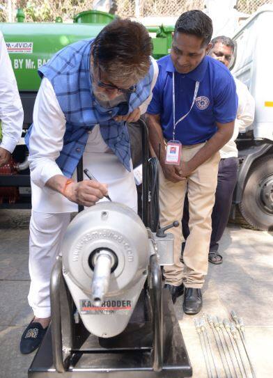 અમિતાભે ટ્વિટ કરીને આ જાણકારી આપી હતી. તેમણે બીએમસી અને એમએસએથી મશીનોનાં યોગ્ય પ્રયોગની રીપોર્ટ નિરંતર આપવાનો આગ્રહ કર્યો છે. અમિતાભ ખેડૂતોની મદદ માટે પણ કામ કરી રહ્યા છે. હાલમાં જ રિપોર્ટ્સ હતા કે અમિતાભ બચ્ચને ઉત્તરપ્રદેશનાં 1398 ખેડૂતોનું દેવુ ચુકવ્યું છે. તેમણે મહારાષ્ટ્રનાં 350 ખેડૂતોનું દેવુ પણ ચુકવ્યું છે. બીગ બી સતત લોકોની મદદ કરતા રહે છે.