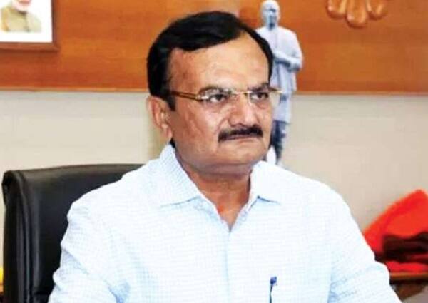 જાડેજાની મોઢાના ભાગે કેન્સર હોવાથી તેમને હોસ્પિટલ ખસેડ્યા હતા ત્યાર બાદ આ વાતની જાણ થતાં ભાજપના આગેવાનોને તાત્કાલિક ખબર અંતર પૂછવા હોસ્પિટલ દોડી આવ્યા હતાં. 