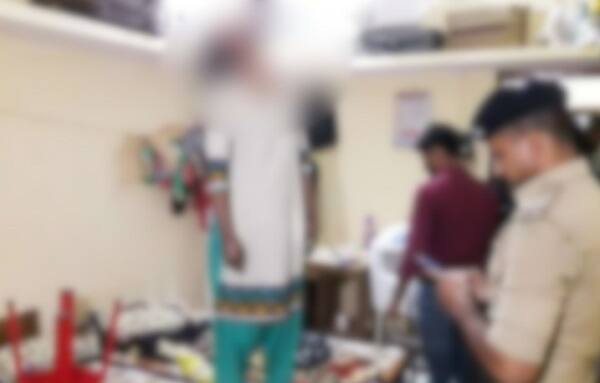 ભરૂચ: ભરૂચની નવી વસાહતમાં રહેતાં અને રેલવેના કર્મચારીની પત્નીએ પહેલાં ત્રણ વર્ષના પુત્રને ગળે ટુંપો દઈ હત્યા કર્યાં બાદ પોતે પંખા સાથે ગળાફાંસો ખાઈ આપઘાત કરી લીધો હતો. રેલવના કર્મચારીએ તેમની પત્નીએ દિવાળીના તહેવાર પર વતનમાં જવાની જીદ પકડી હતી પણ રજા ન મળવાના કારણે સતીષ તેને વતનમાં લઈ જઈ શક્યો ન હતો. 