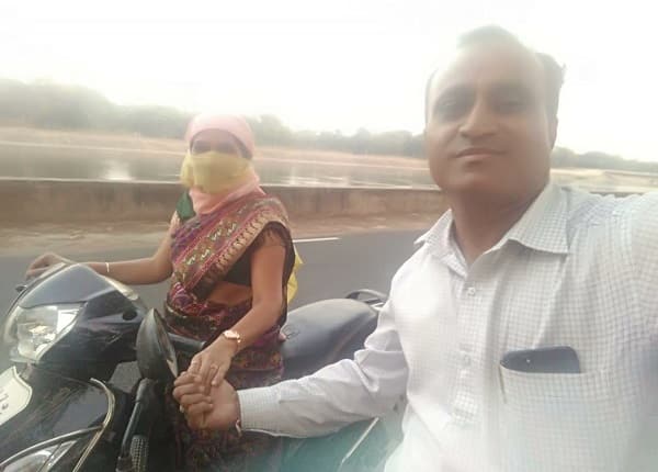 આચાર્યથી અવૈદ્ય સબંધના વાંધાજનક અવસ્થામાં પાડેલા ફોટા કોઈક ગ્રુપમાં ભૂલથી સેન્ડ થઈ ગયા હોવાનું ચર્ચાઈ રહ્યું છે. વધુમાં આ વાત ધ્યાને આવતાં તેણે જ ફોટો ડીલિટ કર્યાં હતાં પરંતુ વધુ સમય થઈ ગયો હોઈ ડીલિટ ફોર મી થયું હતું પરંતુ ડીલિટ ફોર એવરિવન ન થતાં આ ફોટો વોટ્સ અપમાં ફરતા થઈ ગયા હતા.