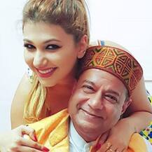 રાખી સાવંત પોતાનાથી 20 વર્ષ મોટી આ સેલિબ્રિટી સાથે નગ્નાવસ્થામાં લેવા માંગે છે શાવર, ગર્લફ્રેન્ડ બનવા તૈયાર...