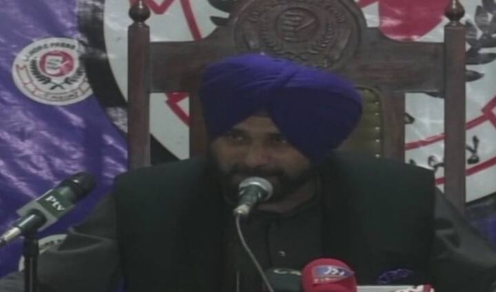 સિદ્ધુએ લાહોરમાં પ્રેસ કોન્ફરન્સને સંબોધન કરતાં જણાવ્યું કે, મને પાકિસ્તાન આવવાથી કોઈ કેન્દ્રીય મંત્રી કે નેતાએ રોક્યો નથી પરંતુ મારી પીઠ થાબડી છે. કારણકે આ ધર્મનો મામલો છે. આપણે ધર્મને રાજનીતિના ચશ્માથી ન જોવો જોઈએ. આ દુનિયામાં એવો કોણ નેતા કે રાજા છે જે ભક્તોને ધાર્મિક સ્થળો પર જવાથી રોકે છે. 