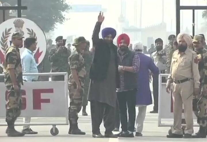 પાકિસ્તાન સરકાર કરતારપુરમાં એક રેલવે સ્ટેશન અને દેશભરમાં શીખ ધાર્મિક સ્થળોની નજીક શ્રદ્ધાળુઓને રોકાવની વ્યવસ્થા ઉભી કરવા માટે જમીન આપશે. ડોન ન્યૂઝના એક અહેવાલ મુજબ પાકિસ્તાનના રેલ મંત્રી શેખ રાશિદ અહમદે કહ્યું કે, સરકાર કરતારપુર, નનકાના સાહિબ તથા નરોવાલમાં હોટલોના નિર્માણ માટે શીખ સંગઠનોને જમીન આપશે.