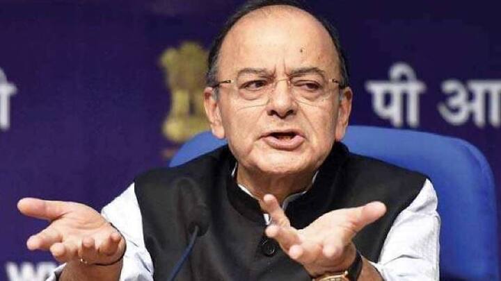 ગાંધીજીએ ભારતની આઝાદી માટે આંદોલન કર્યું હતું. સરદાર પટેલનું યોગદાન પણ ઓછું નથી. સ્વતંત્રતા સેનાની હોવાની સાથે તેઓ ભારતના ડેપ્યુટી પીએમ અને ગૃહમંત્રી હતા. તેમણે અનેક રજવાડાઓને એક કર્યા. ગાંધીજીના પિતાનું નામ કરમચંદ ઉત્તમચંદ ગાંધી, સરદાર પટેલના પિતાનું નામ ઝવેરભાઈ પટેલ અને તેમની પત્નીનું નામ દિવાળી બા હતું. જોકે પટેલની પત્નીનો ફોટો કે તેમની ડીટેલ રિસર્ચ અને કોશિશો છતાં પણ મળી શકી નથી.