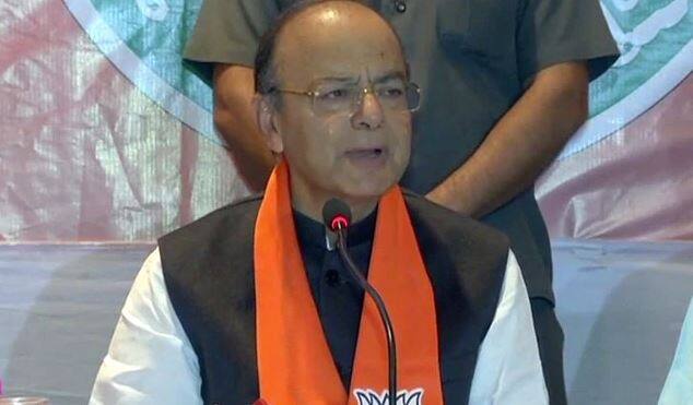 જેટલીએ ફેસબુક બ્લોગમાં લખ્યું છે કે, ઉપરોક્ત વાતો સાંભળ્યા બાદ મેં મારા જાણકાર મિત્રોને ત્રણ સવાલ પૂછ્યા. (1) ગાંધીજીના પિતાનું નામ શું હતું ? (2) સરદાર પટેલના પિતાનું નામ શું હતું ? (3) સરદાર પટેલની પત્નીનું નામ શું હતું ? મારા કોઈપણ જાણકાર મિત્રો પાસે આ સવાલોનો સ્પષ્ટ જવાબ નહોતો. આ કોંગ્રેસની રાજનીતિની દેણ છે.