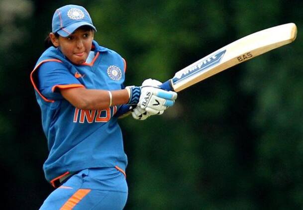 મહિલા ટી20 વર્લ્ડકપમાં સદી ફટકારી રેકોર્ડ બનાવનારી હરમનપ્રીત બેટ્સમેનોની યાદીમાં ત્રણ સ્થાનોની છંલાગ લગાવી ત્રીજા નંબરે પહોંચી ગઈ છે. તેના કુલ પોઈન્ટ્સ 632 છે. હરમનપ્રીત ટૂર્નામેન્ટમાં વિશ્વ ચેમ્પિયન ઓસ્ટ્રેલિયાની ઓપનર બેટ્સમેન એલીસા હિલી બાદ સર્વાધિક રન બનાવનારી બીજી ખેલાડી હતી. તેણે ન્યૂઝીલેન્ડ વિરુદ્ધ નોંધાવેલી સદીની મદદથી ટૂર્નામેન્ટમાં કુલ 183 રન બનાવ્યા હતા.