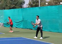 ધોનીએ બેટ છોડી ટેનિસ રેકેટ પર અજમાવ્યો હાથ, બતાવ્યો જલવો, જાણો વિગત