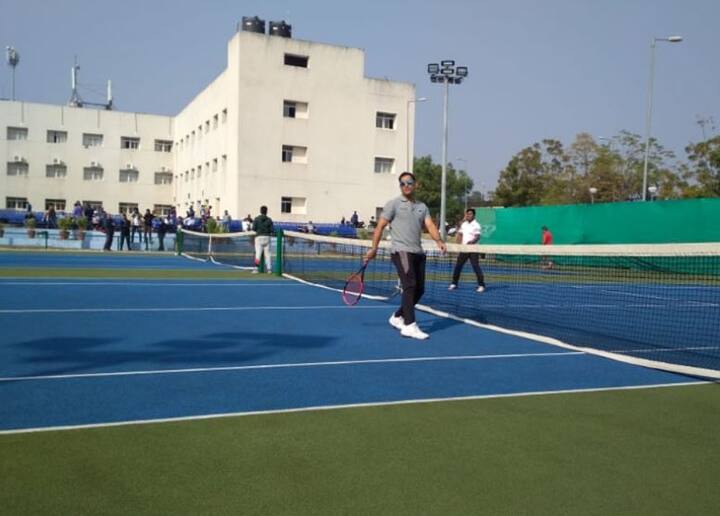 તે અહીં જીમ અને ક્રિકેટની સાથે-સાથે ટેનિસ અને બિલિયર્ડ્સમાં પણ હાથ અજમાવી રહ્યો છે. મંગળવારે ધોની જેએસસીએ સ્ટેડિયમમાં ટેનિસ રમતો જોવા મળ્યો હતો.