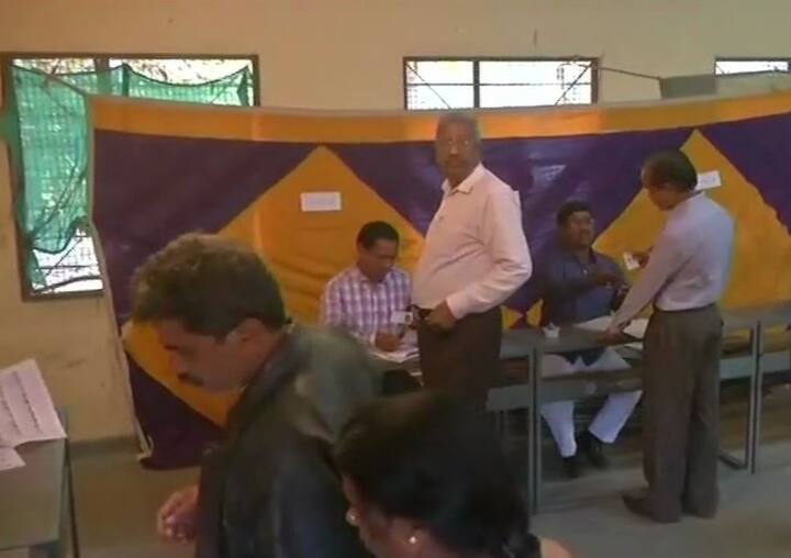 MP વિધાનસભા ચૂંટણીમાં 45,000 મહિલા કર્મચારીઓની સેવા લેવામાં આવશે. 1.80 હજાર સુરક્ષાકર્મી સુરક્ષાની જવાબદારી સંભાળશે. રાજ્યના મુખ્ય ચૂંટણી અધિકારી વીએલ કાંતા રાવના જણાવ્યા મુજબ રાજ્યમાં 3,00,782 કર્મચારી ચૂંટણી કાર્ય સંભાળશે. તેમાં 45,904 મહિલા કર્મચારી સામેલ છે. રાજ્યમાં 65,367 મતદાન કેન્દ્રો પણ ચૂંટણી થઈ રહી છે.