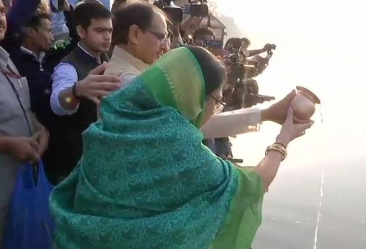 રાજ્યમાં 160 મતદાન કેન્દ્રો દિવ્યાંગ કર્મચારીઓ દ્વારા સંભાળવામાં આવી રહ્યા છે. આ ઉપરાંત 3046 મતદાન કેન્દ્ર માત્ર મહિલા કર્મચારીઓ દ્વારા સંચાલિત કરવામાં આવી રહ્યા છે. 17,000 મતદાન કેન્દ્રો સંવેદનશીલ જાહેર કરવામાં આવ્યા છે. 230 સીટો પર થઈ રહેલા મતદાન માટે કુલ 2899 ઉમેદવારો મેદાનમાં છે. જેમાં 1094 અપક્ષ ઉમેદવારો પણ છે. મધ્યપ્રદેશમાં મતદાર યાદી સુધારણાના અંતિમ પ્રકાશન બાદ કુલ 5,04,95,251 મતદાર નોંધાયા છે. જેમાંથી 2,63,01,300 પુરુષ, 2,41,30,390 મહિલા તથા 1,389 થર્ડ જેન્ડરના મતદાર છે.