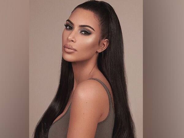 બીજી વખત જ્યારે કિમે ડ્રગ્સ લીધુ અને જ્યારે તેને હોશ આવ્યો તો તેને માલુમ થયુ કે તેની સેક્સ ટેપ બની ચુકી છે. અમેરિકન રેપર રે જેની સાથે તેની સેક્સ ટેપ પોર્ન સાઇટ પર વાઇરલ થઇ ગઇ છે. હવે કિમ કાર્દીશિયને જણાવ્યું કે, આ ઘટના બાદ ડ્રગ્સથી દૂર રહી હતી. અને તેને ખુશી છે કે તેને તેની લત ન લાગી. હવે કિમનું કહેવું છે કે, બાકી લોકોમાં તે ડ્રગ્સનો દુષ્પ્રભાવથી અવગત કરવા ઇચ્છે છે.