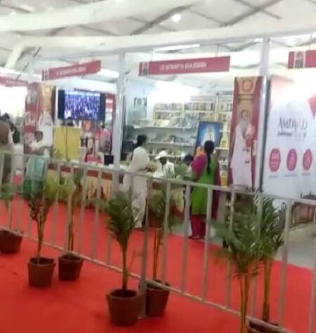 બુક સ્ટોલ સંચાલકે જણાવ્યું હતું કે, હું છેલ્લા 20 વર્ષથી બાપુનો સાધક છું અને હાલ આશ્રમમાં જ રહું છું. અમે આ પહેલાં પણ આસારામની બુક્સના સ્ટોલ લગાવ્યા હતાં. અમે 1000થી વણ વધુ પુસ્તકો વહેંચ્યા છે. બે બુક સ્ટોલ માટે અમે 28 હજાર રૂપિયા ભર્યા છે. 