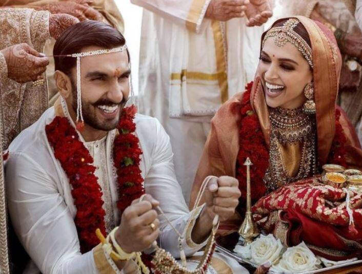 મુંબઈઃ રણવીર સિંહ અને દીપિકા પાદુકોણ આજે મુંબઈમાં ભવ્ય રિસેપ્શન આપશે. ઈટાલીના લેક કોમોમાં 14 અને 15 નવેમ્બરે લગ્ન કર્યા બાદ આ કપલ મુંબઈની ગ્રાન્ડ હયાત હોટલમાં રિસેપ્શન આપવાના છે. રણવીર અને દીપિકાએ તેમના લગ્નમાં બોલીવુડ સેલેબ્સને આમંત્રણ આપ્યું નહોતું. પરંતુ આજે મુંબઈમાં યોજાનારા ગ્રાન્ડ રિસેપ્શનમાં બોલીવુડના અનેક જાણીતા ચહેરા સામેલ થશે.